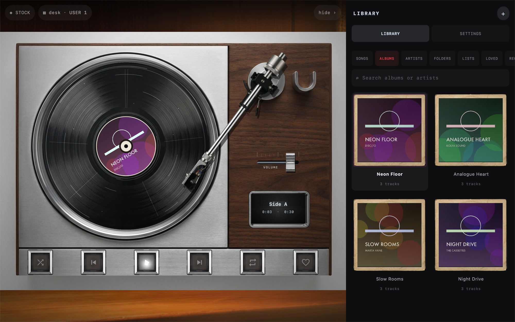 MP95 on Mac: a turntable playing on the left and the library panel on the right showing albums as sleeves